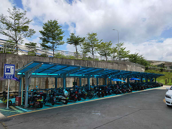 電動(dòng)車充電樁被霸占，沒地方放電怎么辦